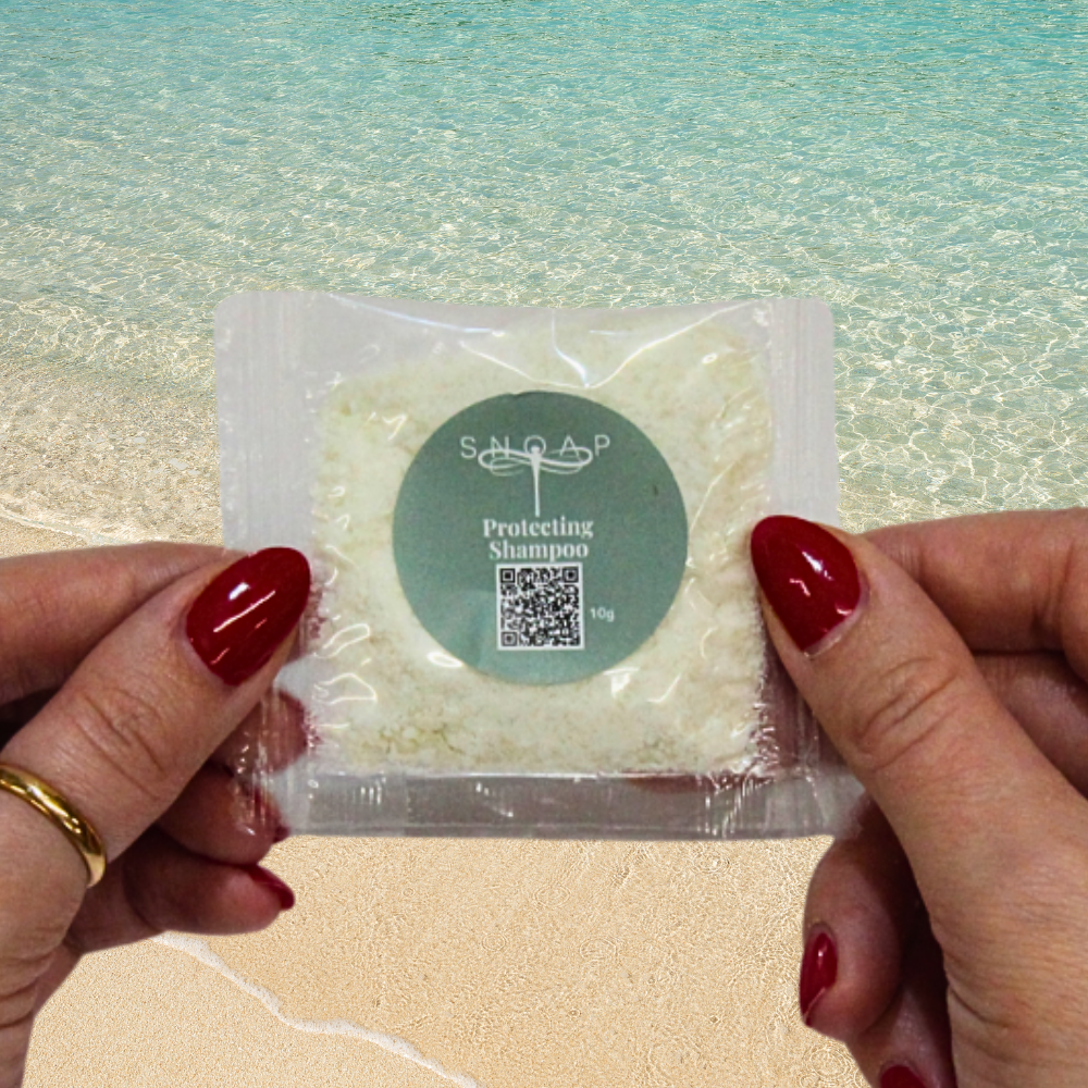 Protecting Shampoo Peppermint & Green Clay SNOAP shampoo sample for fine hair on beach background