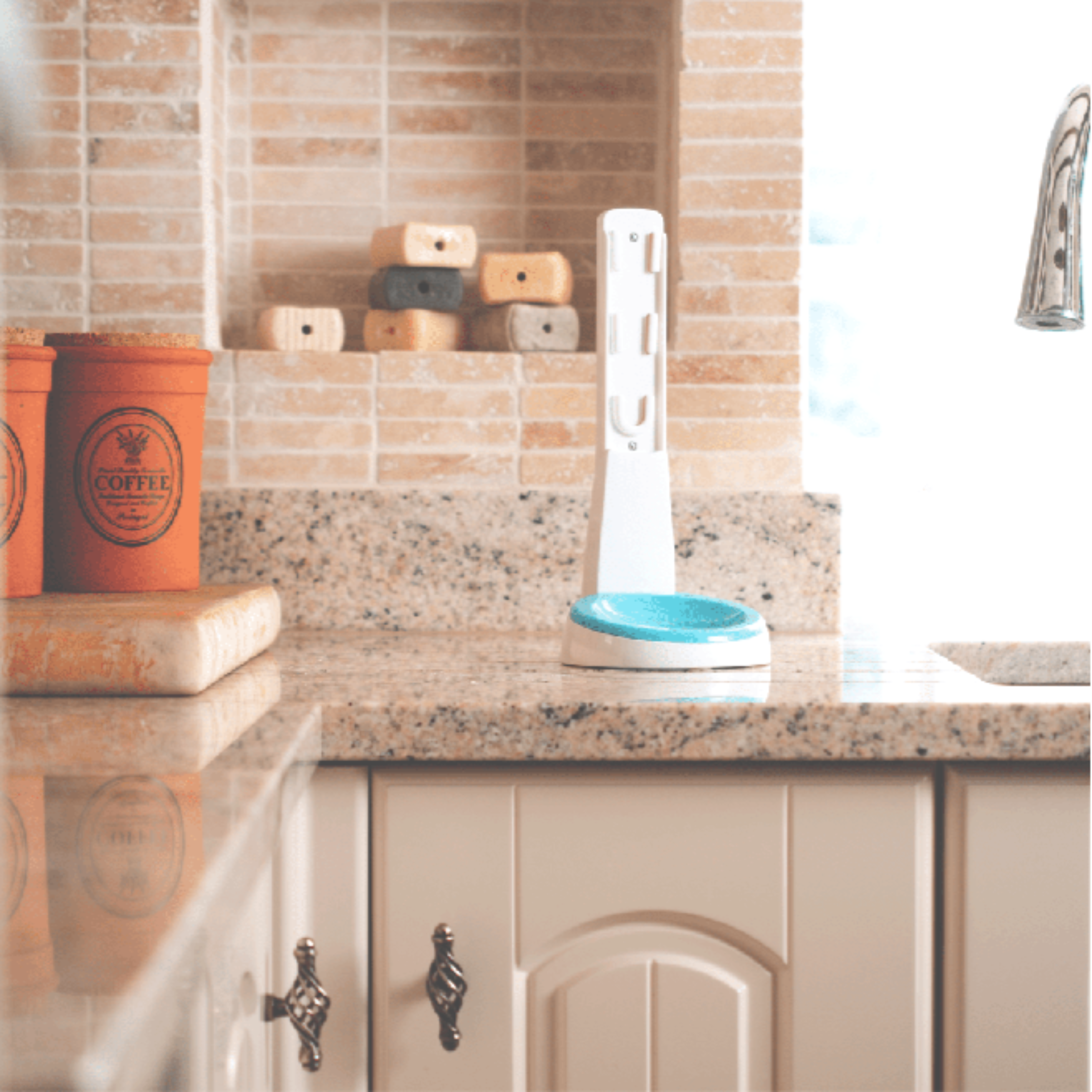 SNOAP Countertop stand in White with detachable SNOAP blue tray by kitchen sink