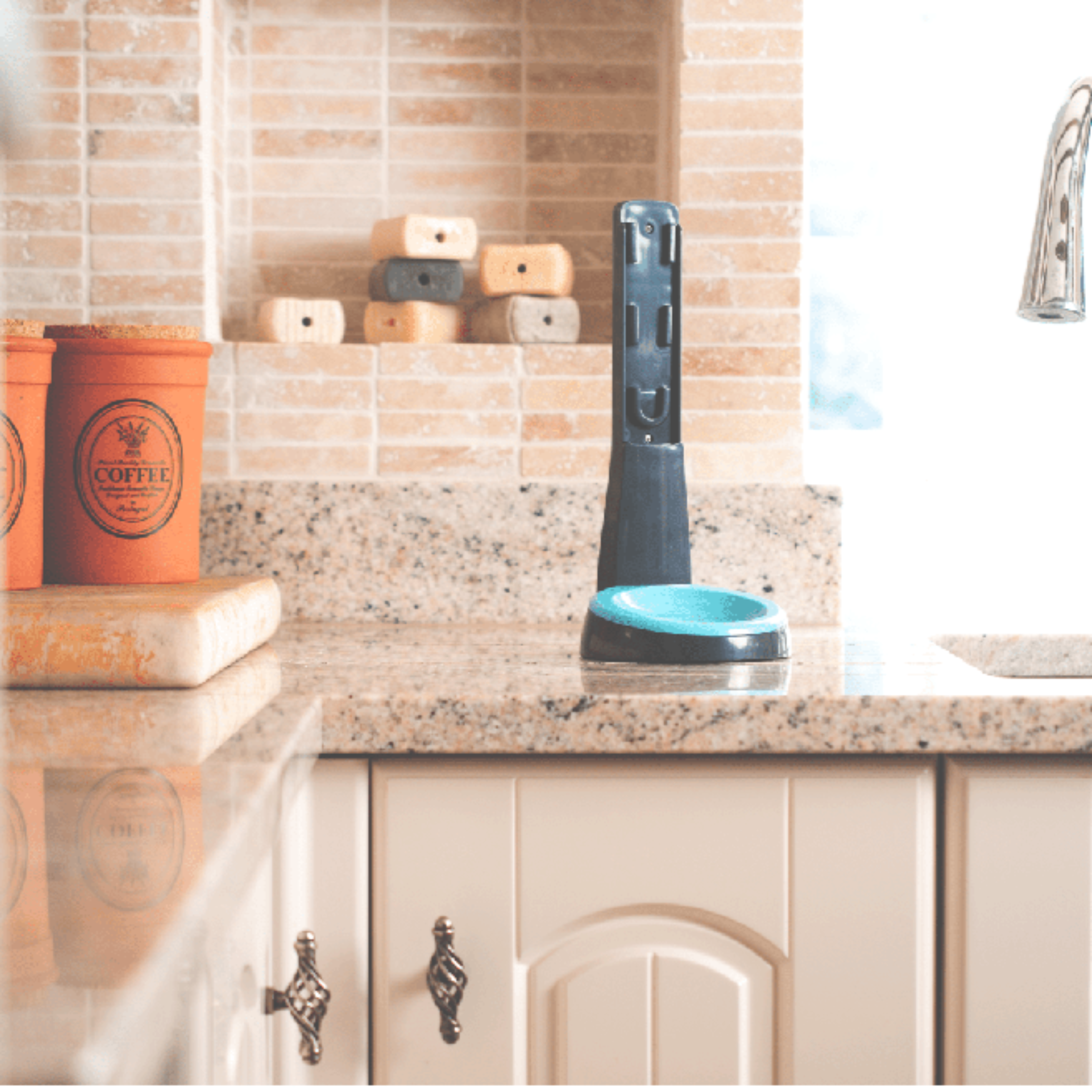 SNOAP Countertop stand in Anthracite Grey with detachable SNOAP blue tray by kitchen sink